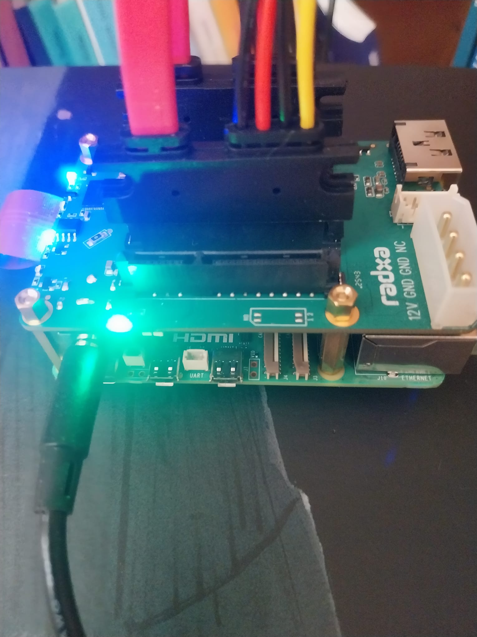 Raspberry Pi 5 avec le Radxa Penta SATA HAT