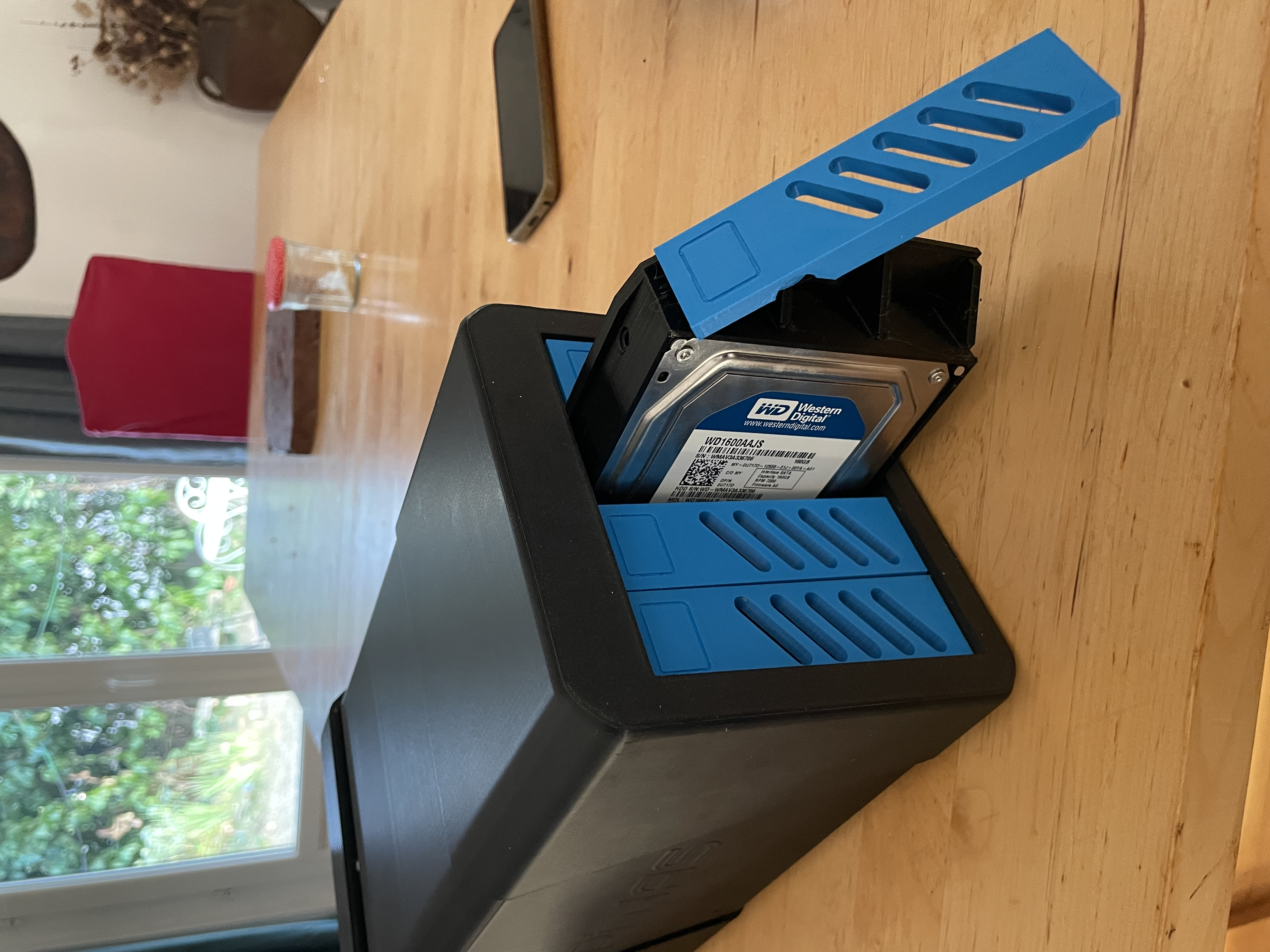 Boîtier NAS ouvert avec un disque dur