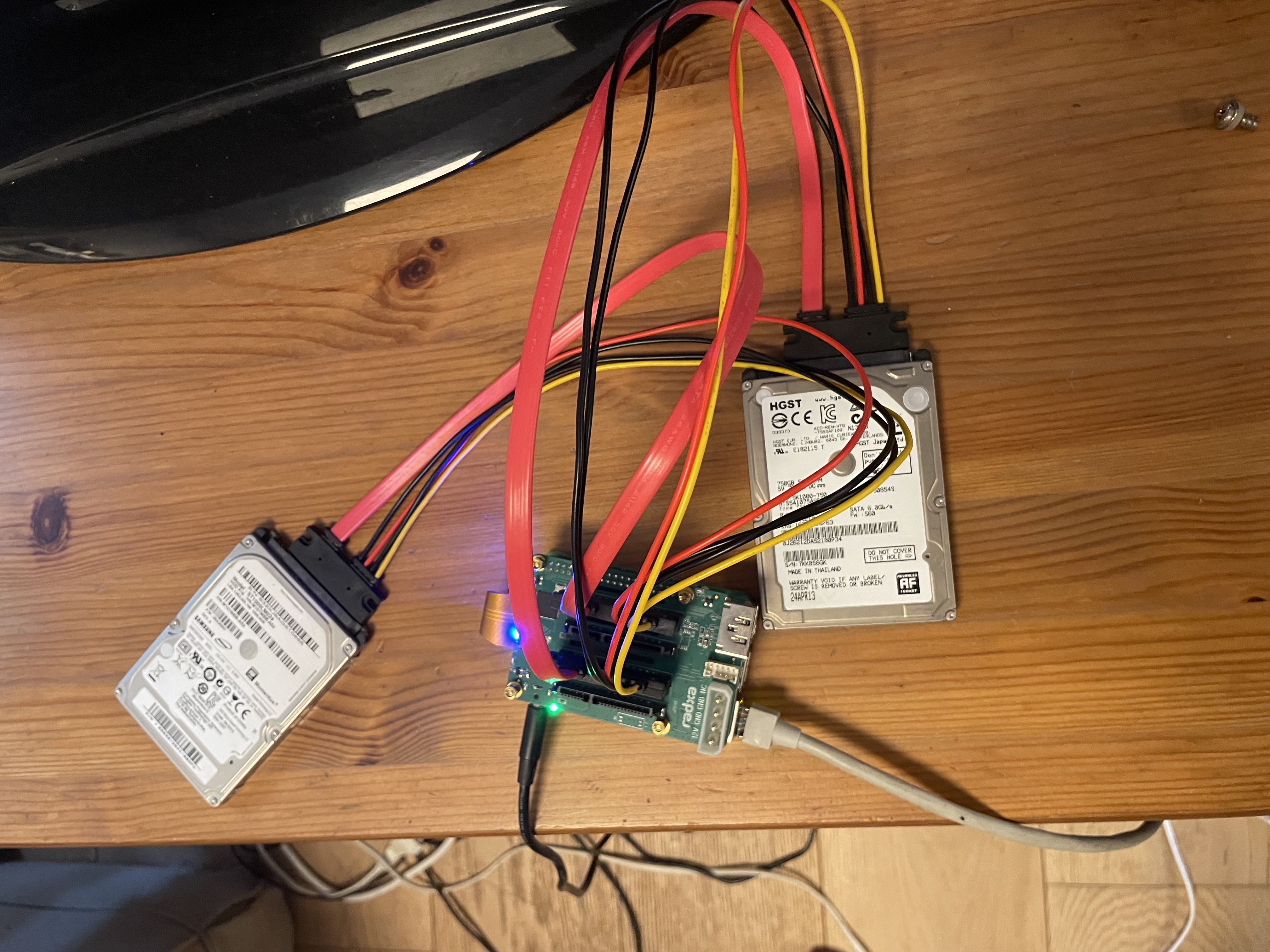 Disques durs branchés au Radxa Penta SATA HAT